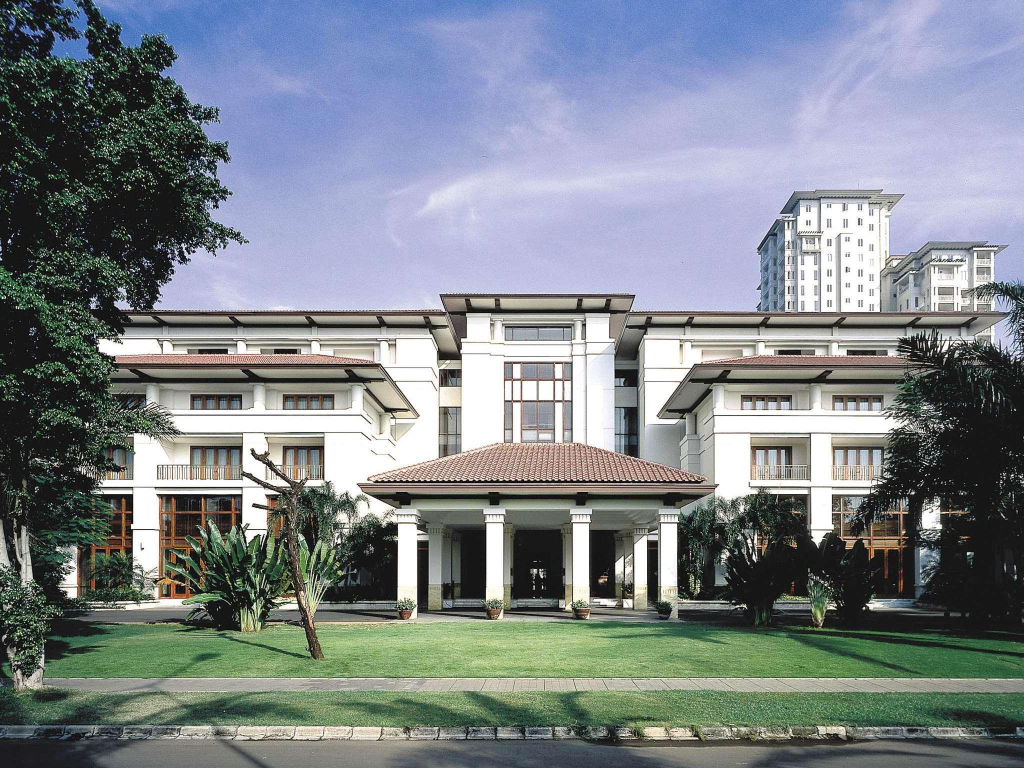 Hotel The Dharmawangsa Jakarta adalah hotel mewah bernuansa elegan yang memadukan keanggunan budaya Indonesia dengan pelayanan kelas dunia. Terletak strategis di kawasan Kebayoran Baru, hotel ini menawarkan suasana tenang layaknya oasis di tengah hiruk-pikuk kota, dengan taman tropis yang asri, kamar luas berdesain klasik, serta fasilitas eksklusif untuk kebutuhan bisnis maupun liburan. The Dharmawangsa Jakarta menjadi pilihan ideal bagi tamu yang mengutamakan kenyamanan, privasi, dan pengalaman menginap berkelas.
