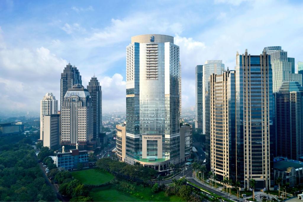 Hotel The Ritz-Carlton, Pacific Place menawarkan kemewahan dan kenyamanan berkelas dunia di pusat bisnis Jakarta, dengan layanan eksklusif, fasilitas premium, dan akses langsung ke Pacific Place Mall.