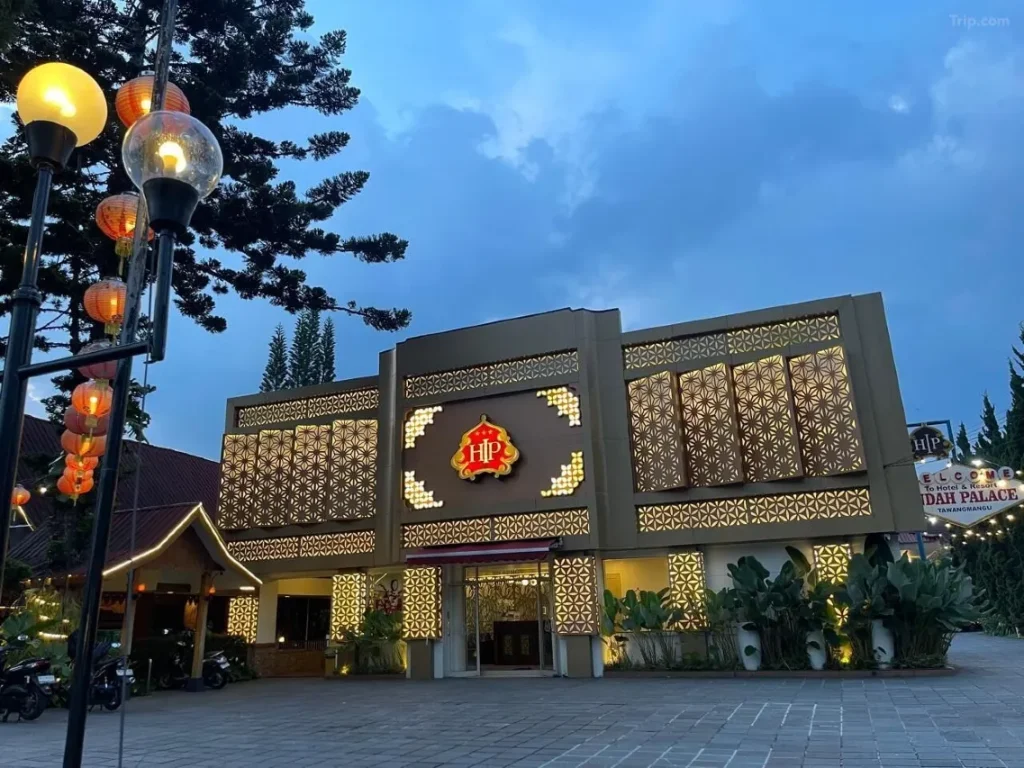 Indah Palace Tawangmangu merupakan destinasi wisata dan penginapan bernuansa alam di kaki Gunung Lawu, Karanganyar, dengan udara sejuk, pemandangan hijau, dan suasana tenang. Cocok untuk liburan keluarga atau rombongan dengan akses mudah ke berbagai wisata Tawangmangu.