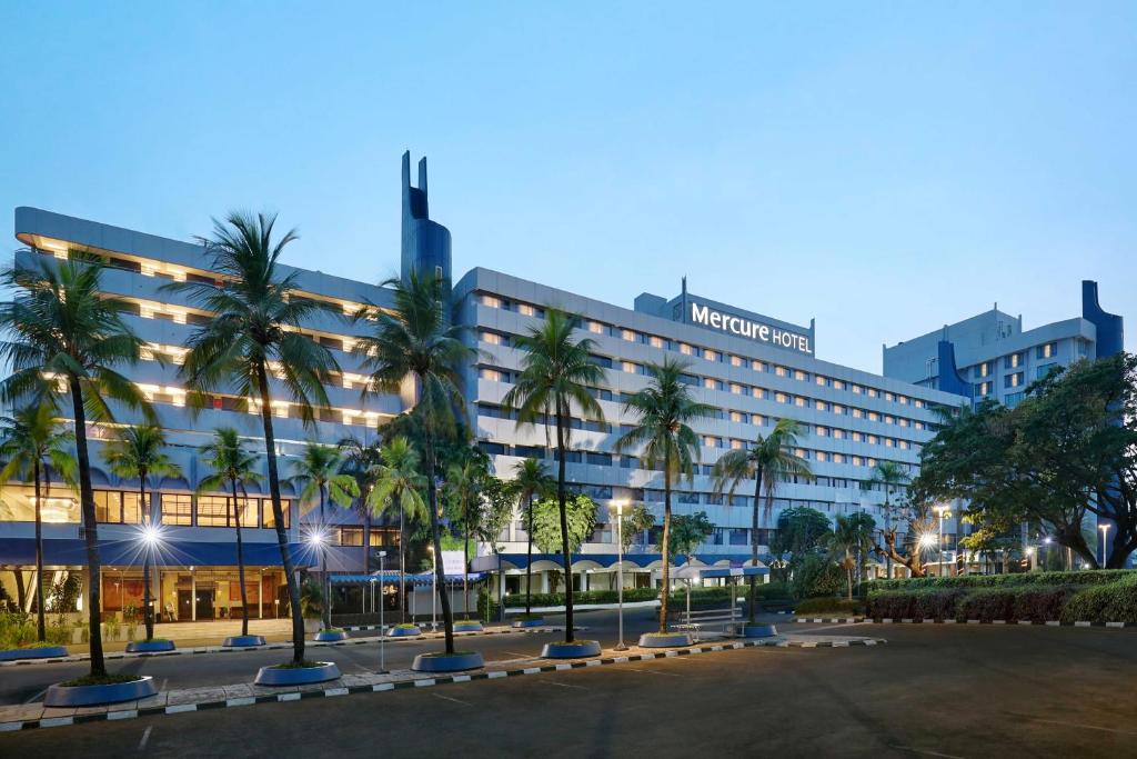 Mercure Convention Center Ancol menawarkan penginapan nyaman di kawasan Ancol dengan fasilitas modern, suasana tropis, dan akses mudah ke pantai serta pusat hiburan, ideal untuk liburan maupun acara bisnis.
