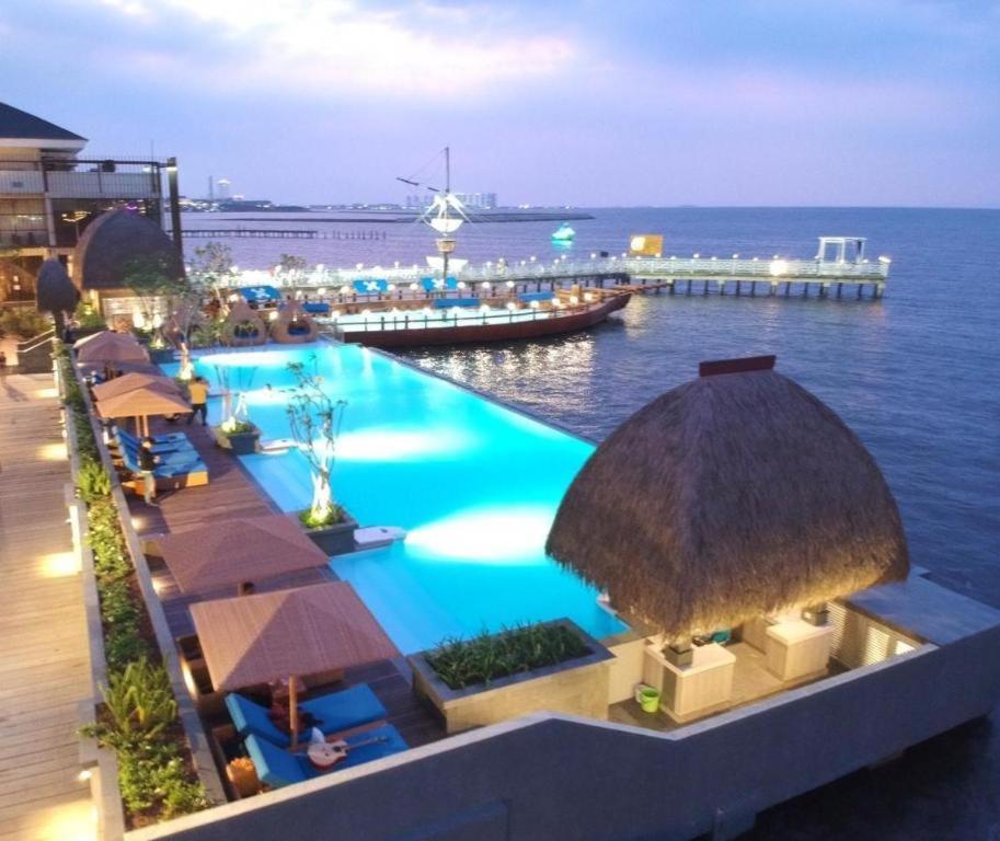 Hotel Putri Duyung Ancol menghadirkan pengalaman menginap nyaman di tepi pantai dengan suasana tropis dan pemandangan laut yang menenangkan, cocok untuk liburan santai, staycation, dan momen spesial.