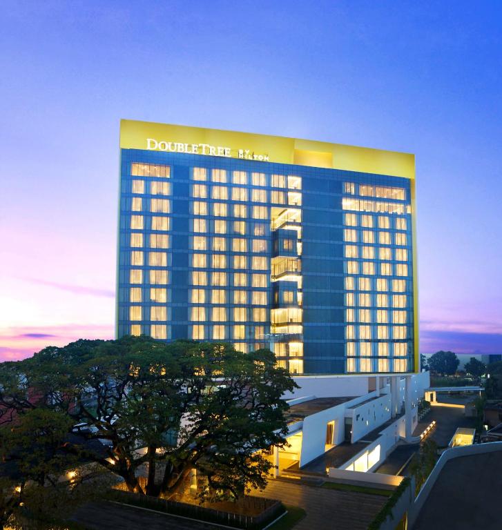 DoubleTree by Hilton Jakarta menghadirkan kenyamanan mewah di lokasi strategis Jakarta, dengan kamar elegan, fasilitas lengkap, dan layanan ramah khas Hilton, ideal untuk bisnis maupun liburan.