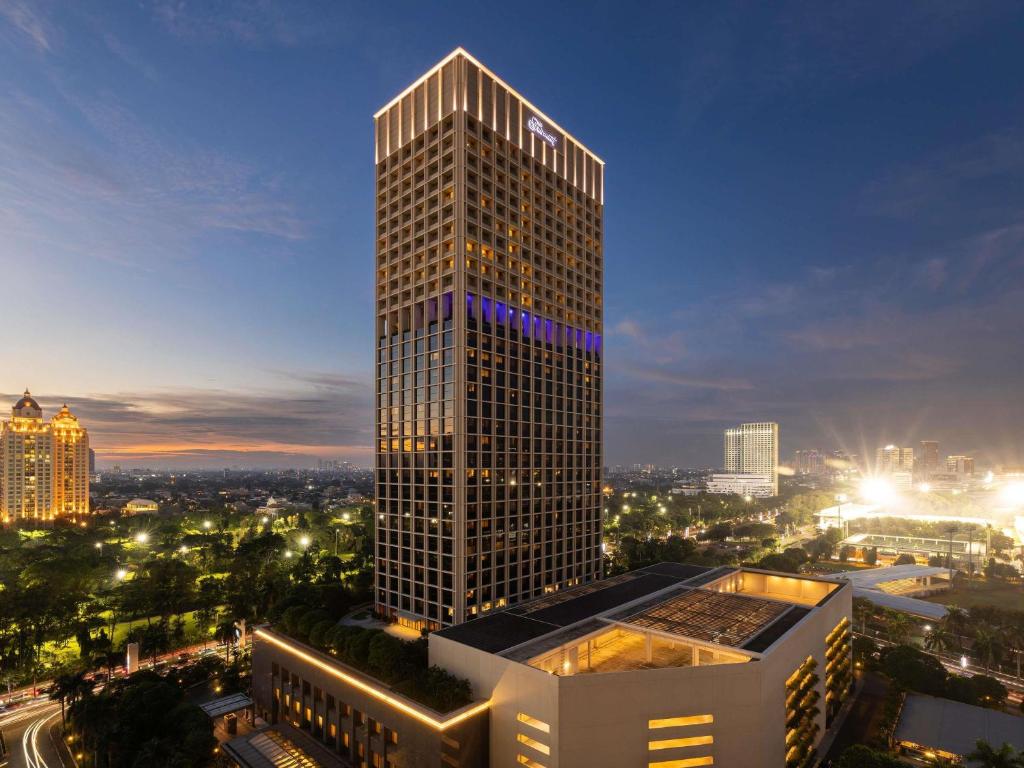 Hotel Fairmont Jakarta adalah hotel bintang lima di kawasan Senayan yang menawarkan kemewahan, kenyamanan modern, dan pelayanan kelas dunia. Dengan kamar elegan, restoran berkelas, serta fasilitas lengkap, Fairmont Jakarta menjadi pilihan ideal untuk bisnis maupun liburan.
