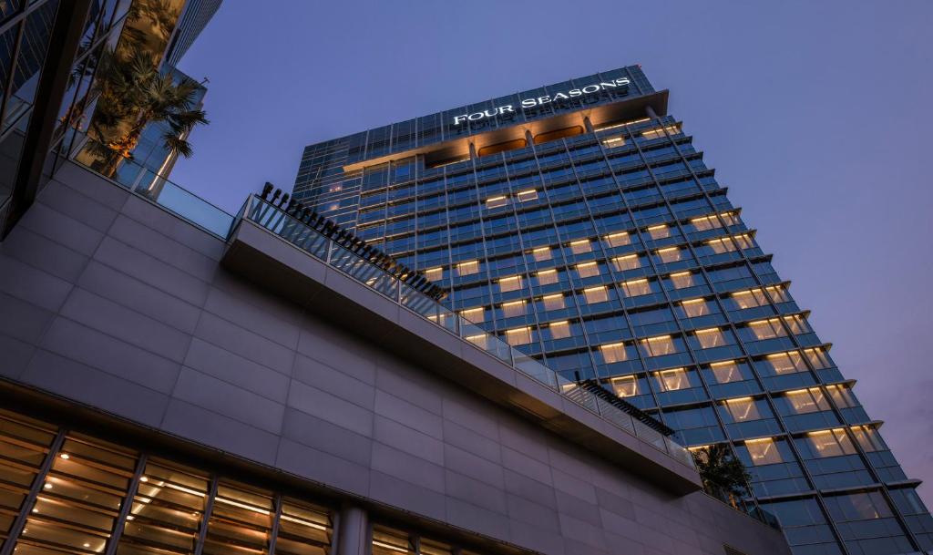 Four Seasons Hotel Jakarta menawarkan kemewahan elegan di kawasan Sudirman dengan kamar luas, layanan kelas dunia, dan fasilitas premium, menjadikannya pilihan ideal untuk bisnis maupun liburan eksklusif.