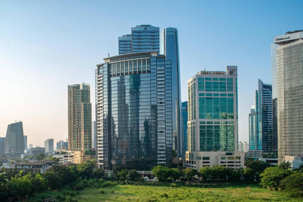 JW Marriott Jakarta adalah hotel mewah di kawasan bisnis Mega Kuningan yang menawarkan kenyamanan elegan, layanan kelas dunia, serta fasilitas premium, menjadikannya pilihan ideal untuk bisnis dan liburan.