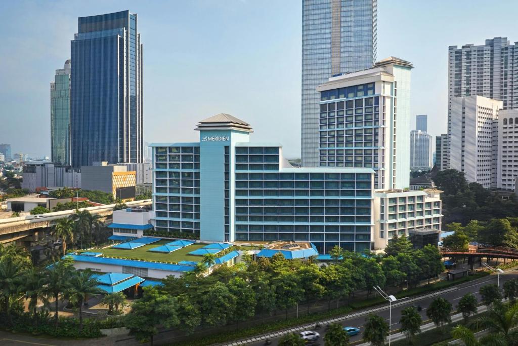 Hotel Le Méridien Jakarta menawarkan pengalaman menginap mewah dengan desain elegan, fasilitas bintang lima, dan lokasi strategis di pusat bisnis Jakarta, ideal untuk perjalanan bisnis maupun liburan.