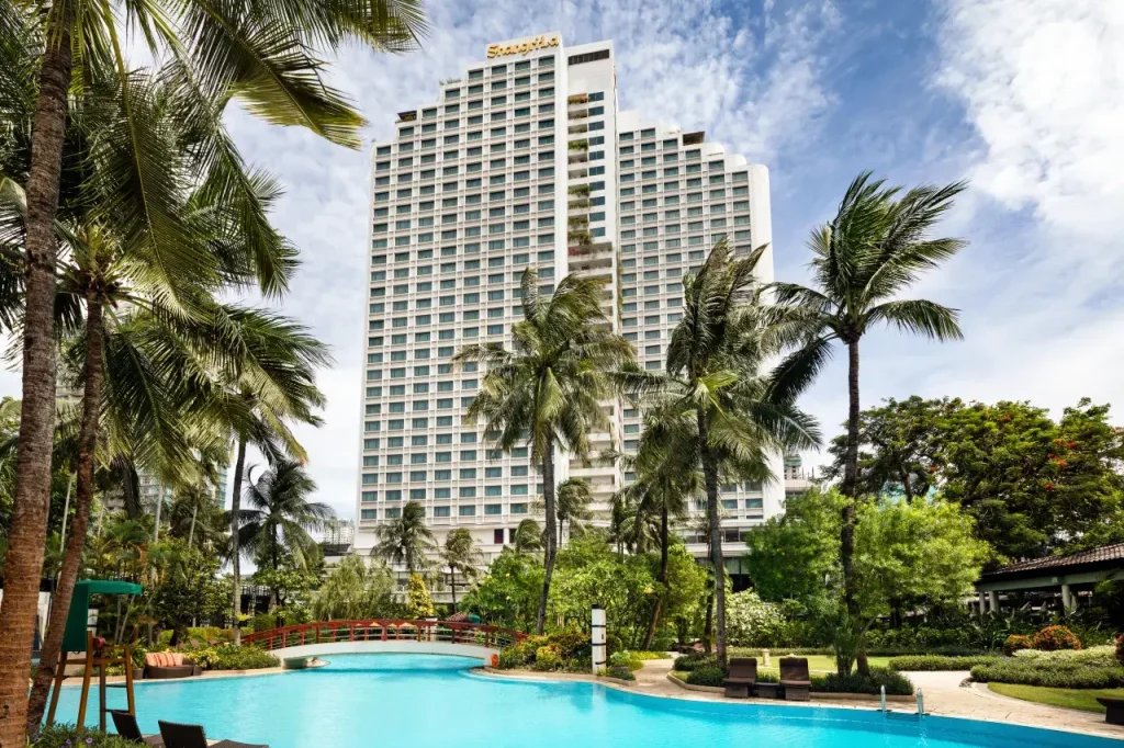 Hotel Shangri-La Jakarta adalah hotel bintang lima mewah di pusat kota yang menawarkan kenyamanan elegan, taman tropis yang tenang, serta pelayanan premium. Cocok untuk perjalanan bisnis, liburan, dan acara eksklusif.