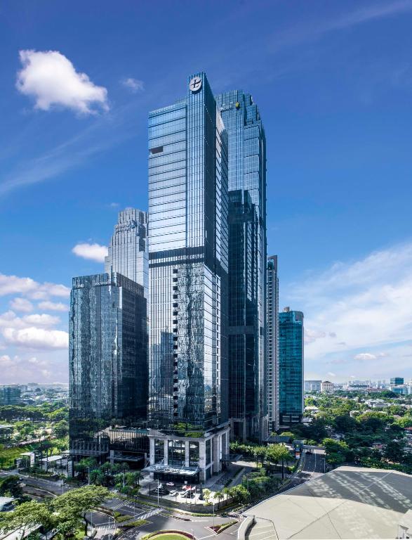 The Langham, Jakarta adalah hotel mewah bintang lima di kawasan Sudirman yang memadukan elegansi klasik dan kenyamanan modern, dengan layanan premium dan fasilitas eksklusif untuk pengalaman menginap berkelas.
