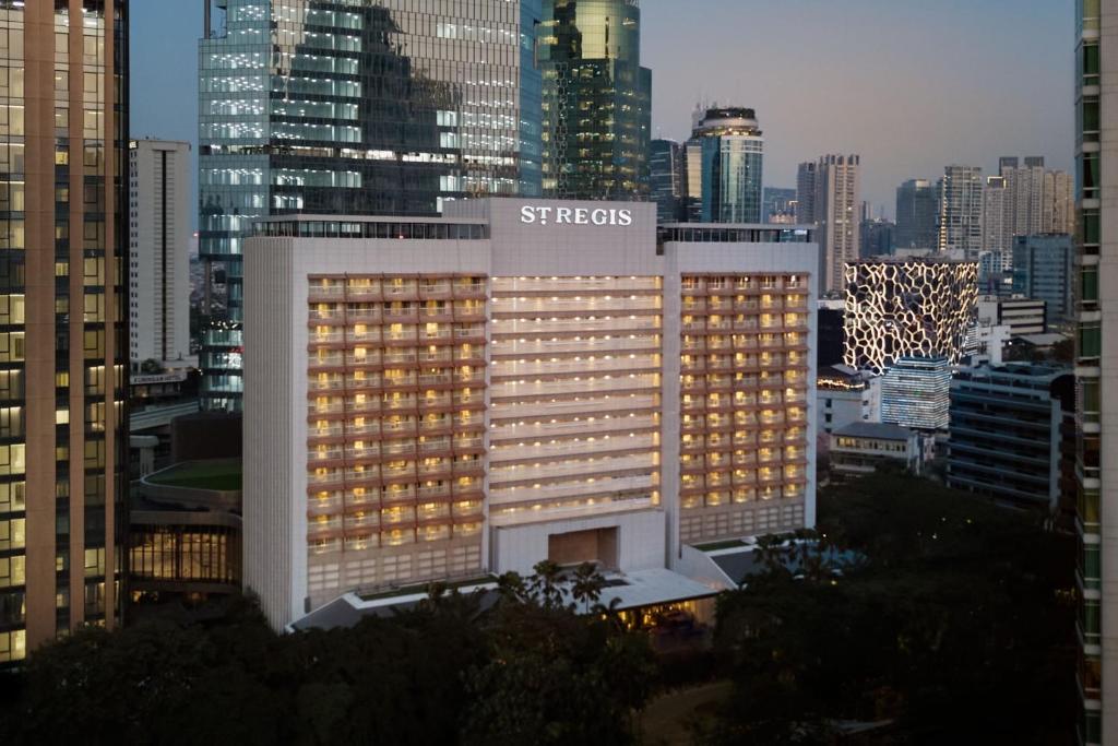 The St. Regis Jakarta adalah hotel mewah berkelas dunia di jantung ibu kota, menawarkan kamar elegan, layanan butler personal, serta fasilitas premium untuk pengalaman menginap yang eksklusif dan berkelas.