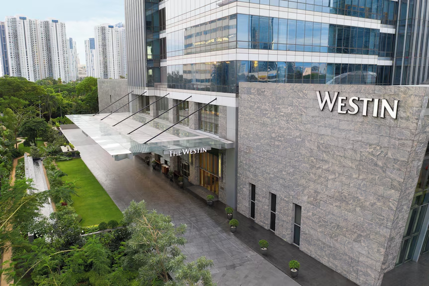 The Westin Jakarta adalah hotel mewah di pusat kota yang menawarkan kenyamanan premium, pemandangan spektakuler dari ketinggian, serta layanan eksklusif untuk pengalaman menginap yang elegan dan berkelas.