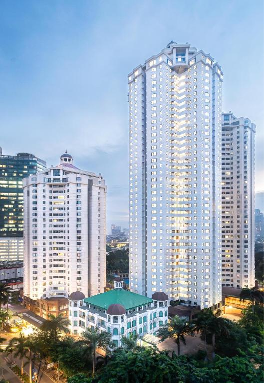 Aryaduta Suites Semanggi adalah hotel suite bintang lima di kawasan strategis Semanggi, Jakarta Selatan, yang menawarkan suite luas, fasilitas lengkap, dan akses mudah ke pusat bisnis serta perbelanjaan.